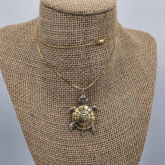 Two Tone Articulated Turtle Pendant Necklace Gold-tone Chain Vintage - Picture 1 of 4